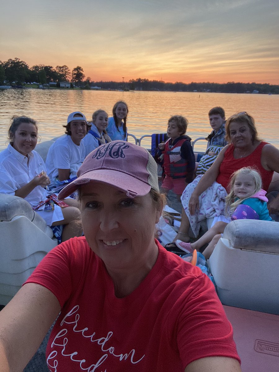 ReneeHarper3's tweet photo. #Lex1SummerFun. Watching fireworks for Fourth of July on beautiful Lake Murray! https://t.co/Ndga7nNMc7