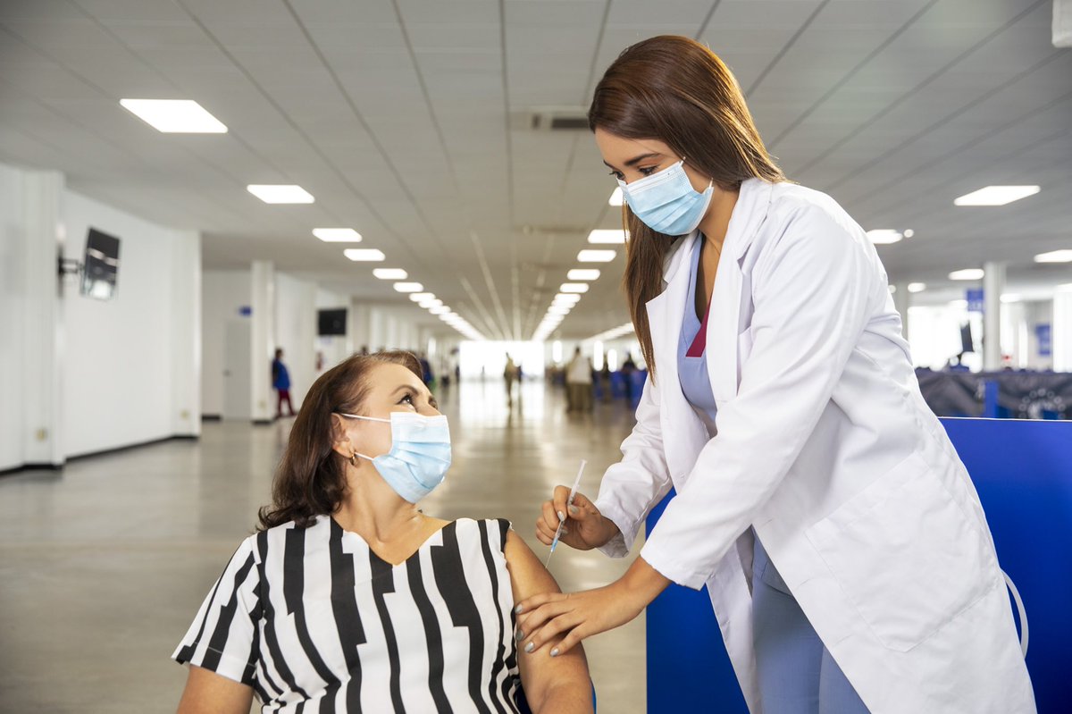 nayibbukele's tweet image. Han sido nuestra última línea de defensa contra la pandemia.

Arriesgan sus vidas para salvar a los demás.

Viven la alegría de salvar a miles y también la tristeza de de no poder salvar a todos.

Hacen uno de los trabajos más importantes del mundo.

¡Feliz Día del Médico!