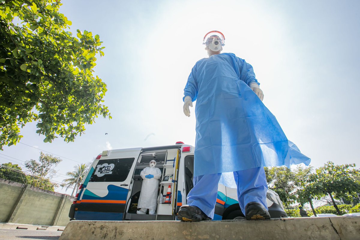 nayibbukele's tweet image. Han sido nuestra última línea de defensa contra la pandemia.

Arriesgan sus vidas para salvar a los demás.

Viven la alegría de salvar a miles y también la tristeza de de no poder salvar a todos.

Hacen uno de los trabajos más importantes del mundo.

¡Feliz Día del Médico!