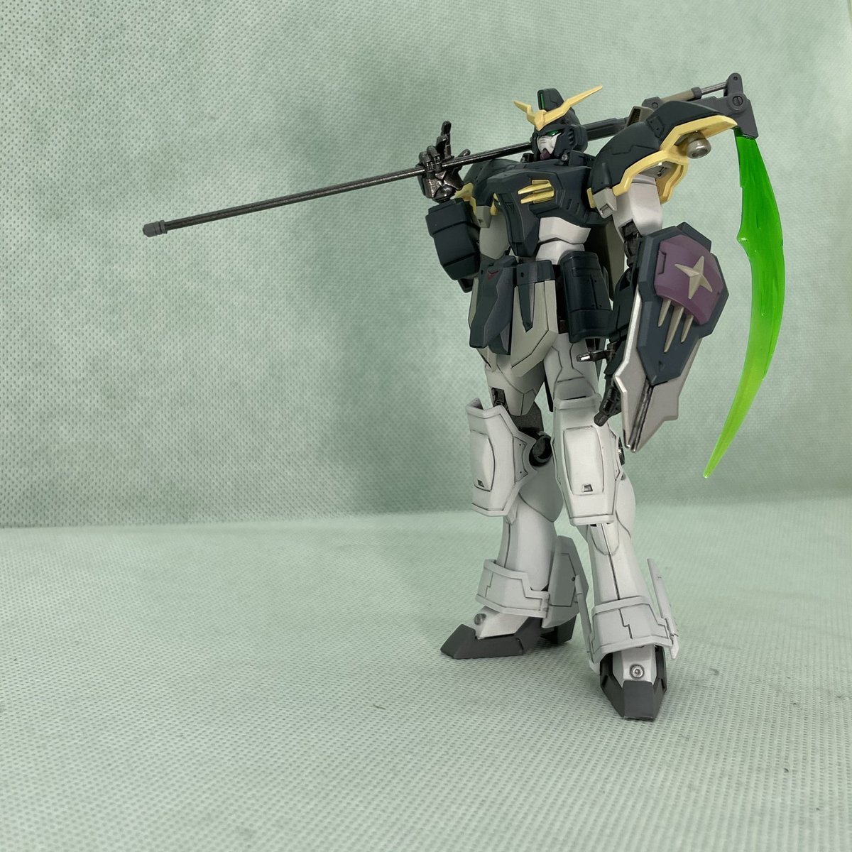 harper2310's tweet photo. 大変遅れましたが、HGACガンダムデスサイズ、撮影しました。ビームサイズの柄をφ2.0真鍮線に置き換え、両手首は再生工場さんのものに換装。全身にスジボリを追加しました。スジボリはまだまだ修行中ですが、カラーリング含めてこの仕上がりは自分でも気に入���ております
 #シゲハンド  #Shigehand https://t.co/fYXad186H3