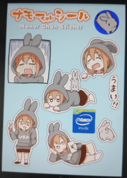 ナモーちゃんシール出来ました!
ローソンのプリント機に200円を入れてユーザー番号「P35AUZF8Q8」、
シール紙→写真プリント→L判 で印刷出来ます!

↓参考
https://t.co/hxxt77VCrb 
