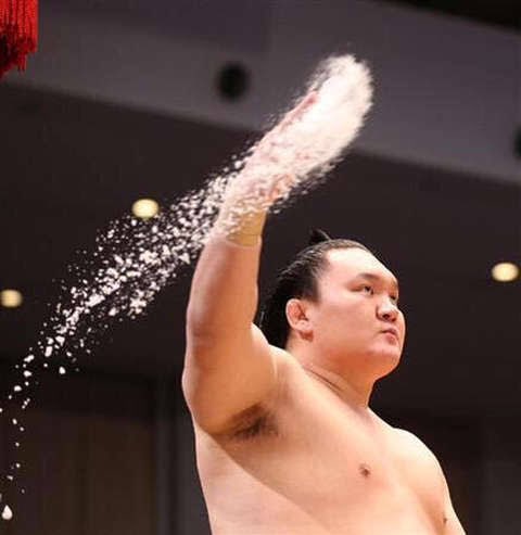 白鵬の塩巻きが綺麗すぎてティンカーベルみたいと話題だが 他の力士の衝撃波 烈風拳 個性的な塩の撒き方も素敵 Togetter
