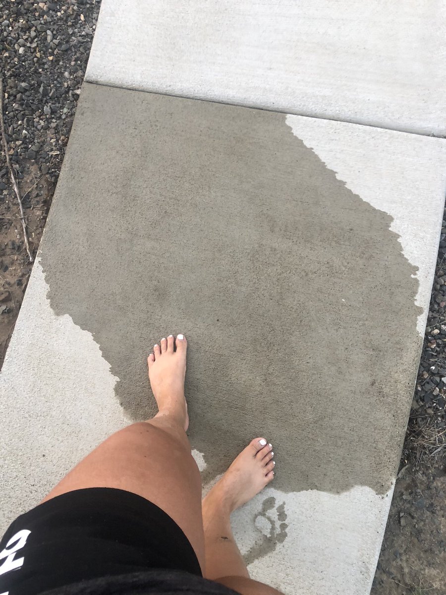 Made such a big puddle of piss tonight 😝 Sub to my onlyfans to watch the recorded video of my first live💦 I’m thinking of going live once a week from now on