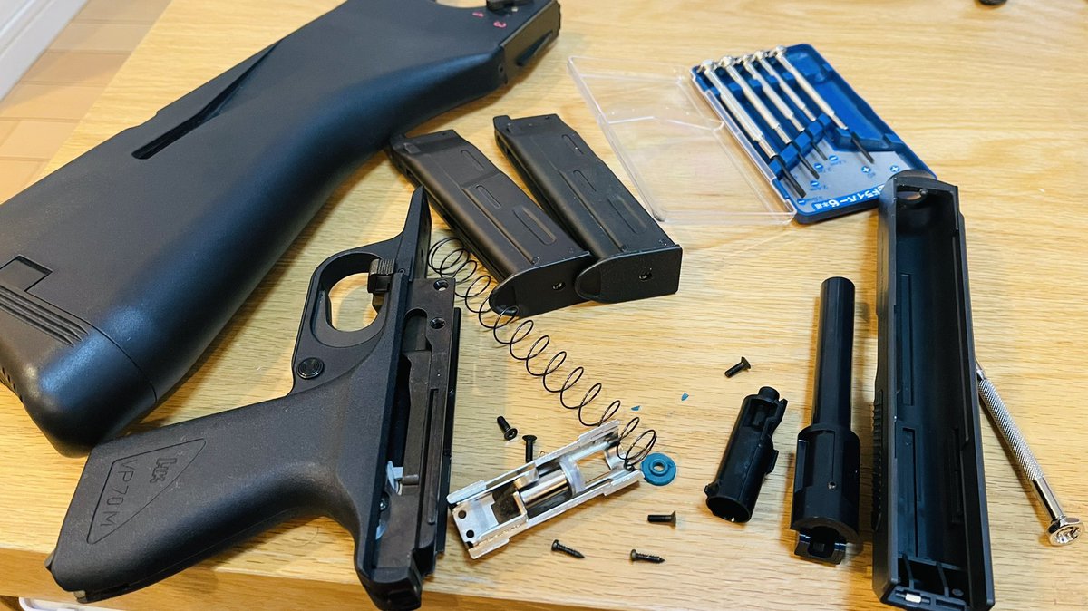 yamame_iwan's tweet image. タニコバさんのVP70を分解整備。
ピストンカップがバラバラに割れてたので交換。
リコイルスプリングも調整。

真冬ですか？っていうくらい弱々しかった動作がマルイに負けないくらいに快調に！
フルオート化してた3点バーストも無事に直りました。
#タニオコバ #VP70 #マチルダ #REBHfun