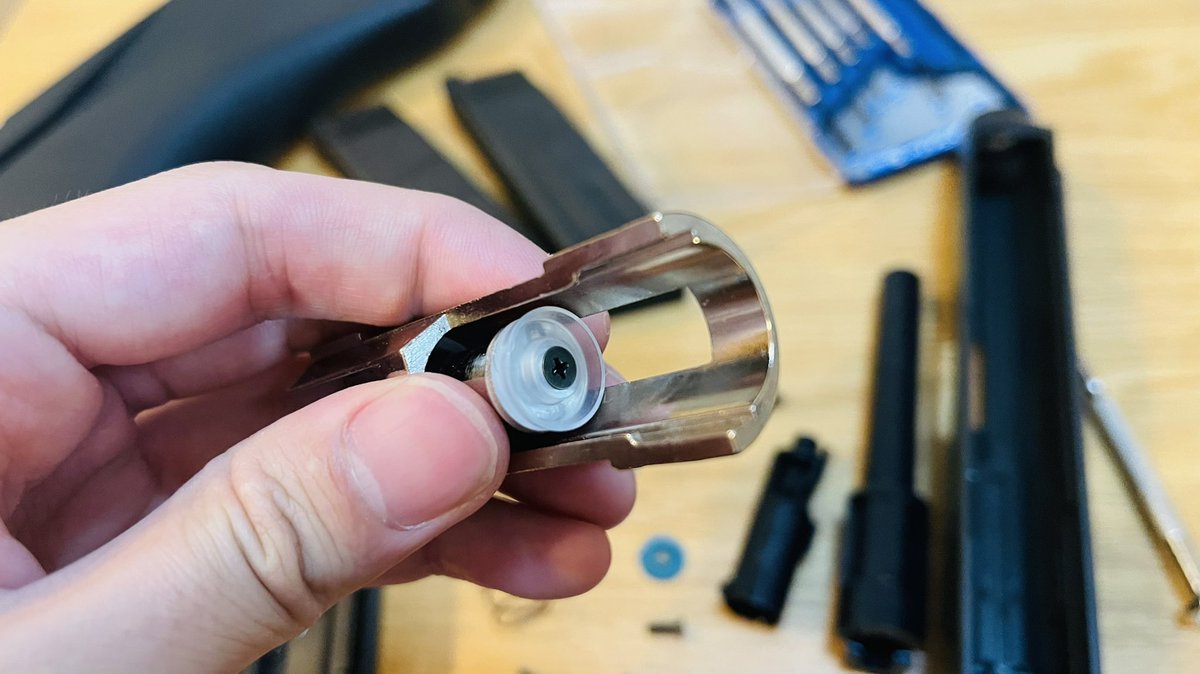 yamame_iwan's tweet image. タニコバさんのVP70を分解整備。
ピストンカップがバラバラに割れてたので交換。
リコイルスプリングも調整。

真冬ですか？っていうくらい弱々しかった動作がマルイに負けないくらいに快調に！
フルオート化してた3点バーストも無事に直りました。
#タニオコバ #VP70 #マチルダ #REBHfun