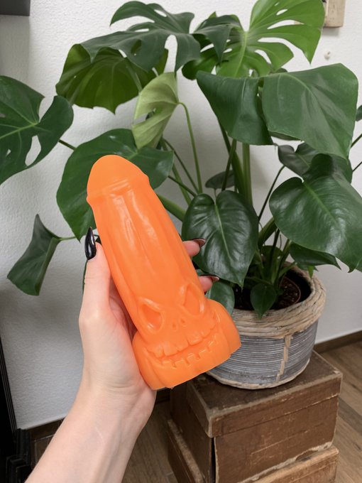 2 pic. New toys arrived today! @Geeky_Sex_Toys they are amazing! I love this pumpkin dildo ? https://t