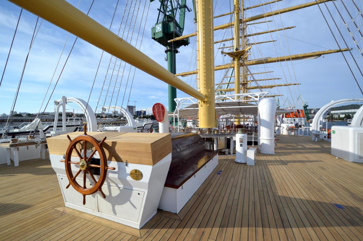 iea_bcp's tweet photo. The world's tallest rigged cruise ship - The Golden Horizon (@TradewindVoyage) cruised in to Poole Harbour recently. 

Is there a better way to see the 'Coast with the Most' - we don't think so 😎

#IEA #studybmth #coastwiththemost #lovepoole #southcoast  #goldenhorizon https://t.co/1Lf3qSdsQA