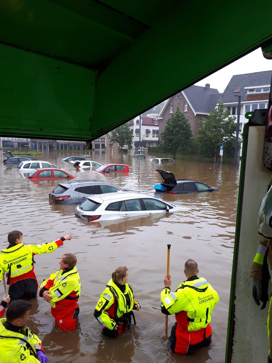 KNBRD's tweet photo. De Nationale Reddingsvloot (NRV) is door @VRZuidLimburg verzocht met spoed bijstand te verlenen in door zware wateroverlast getroffen gebieden. Meer nieuws: https://t.co/Qq6bPMrD1A en https://t.co/FJfZ4CKAgB.

@Reddingsvloot #reddingsbrigade #lifeguard #overstroming #evacuatie https://t.co/nPNxYqpC6U