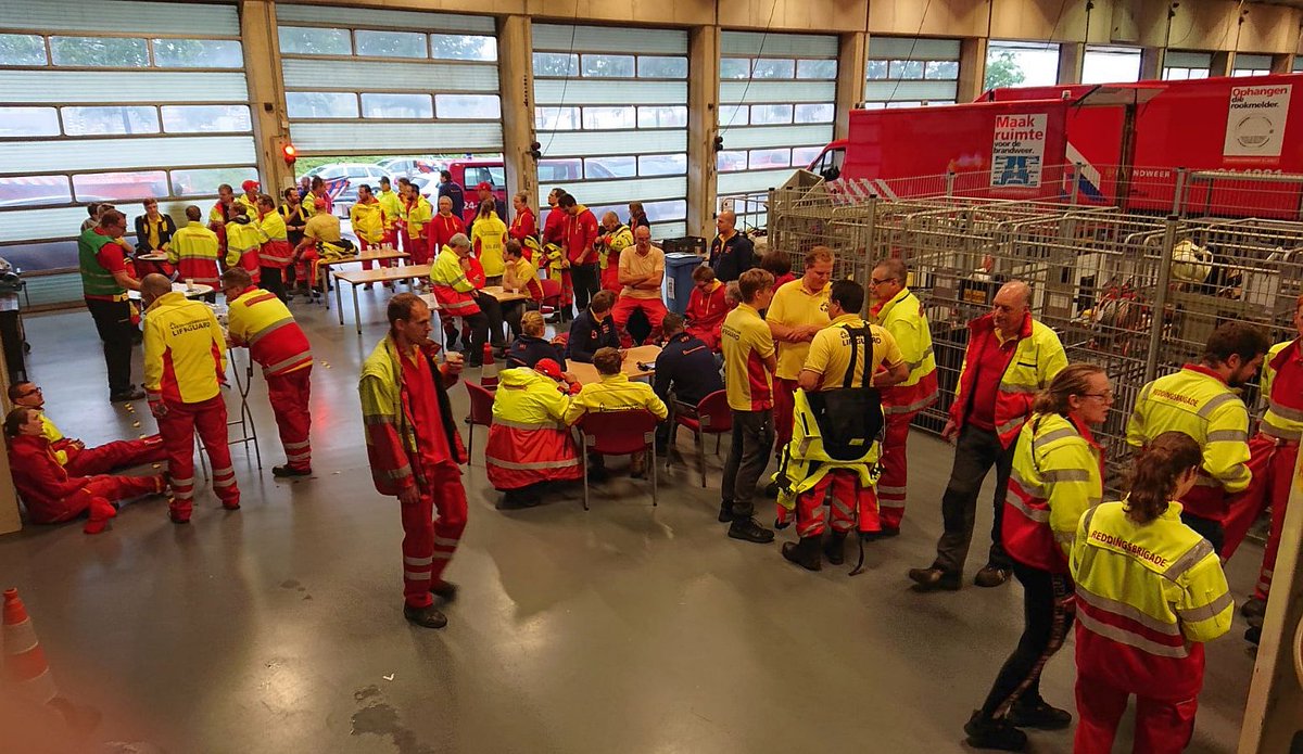 KNBRD's tweet photo. De Nationale Reddingsvloot (NRV) is door @VRZuidLimburg verzocht met spoed bijstand te verlenen in door zware wateroverlast getroffen gebieden. Meer nieuws: https://t.co/Qq6bPMrD1A en https://t.co/FJfZ4CKAgB.

@Reddingsvloot #reddingsbrigade #lifeguard #overstroming #evacuatie https://t.co/nPNxYqpC6U
