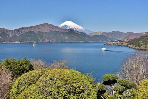 神奈川県にある芦ノ湖。 湖上からの富士山は絶景。 杉並木街道から逆さ富士が眺められます。