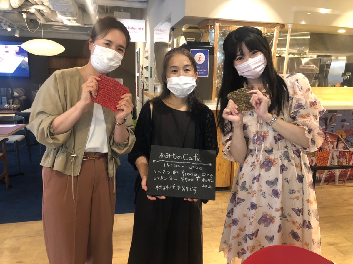 ikesunpark's tweet photo. 「#編んでつなごう街アート」🧶
講師の有馬先生の教室に #宇崎真里愛 さんと参加させて頂きました！基本のかぎ編みで、こま編みスタート🔰初心者の私達でも1時間半で、ここまで編めるようになりましたよ✨
所長のコースターになりましたとさ😉🎶
https://t.co/R2wX4C8Oib
#frogstudio
#イケサンパーク https://t.co/EXMoDGgmlU