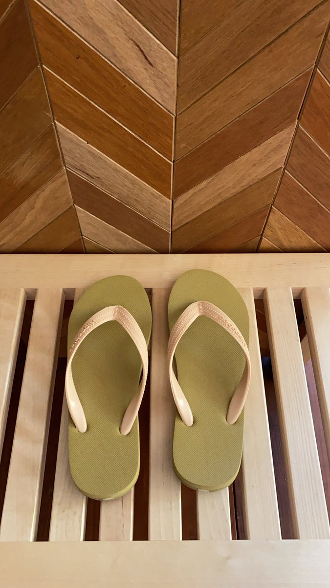 PORTRIVERMARKET's tweet photo. #hippobloo
#beachsandal
#goldyellow https://t.co/YQgETPY03A
