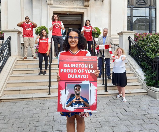 Islington Council Leader Kaya Comer-Schwartz and other Islington councillors with a card saying "Islington is proud of you, Bukayo!", outside Islington Town Hall