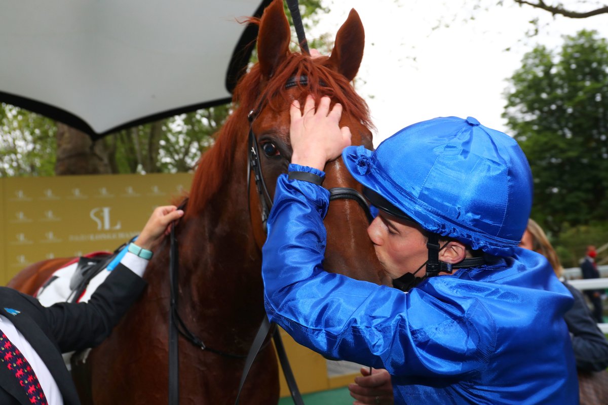 #JeudiPhoto

😘 Moment de complicité hier entre William Buick et Hurricane Lane après leur victoire dans le Grand Prix de Paris à @paris_longchamp ​#LaGardenParty @francegalop

💬 Qu'avez-vous pensé de leur prestation ?