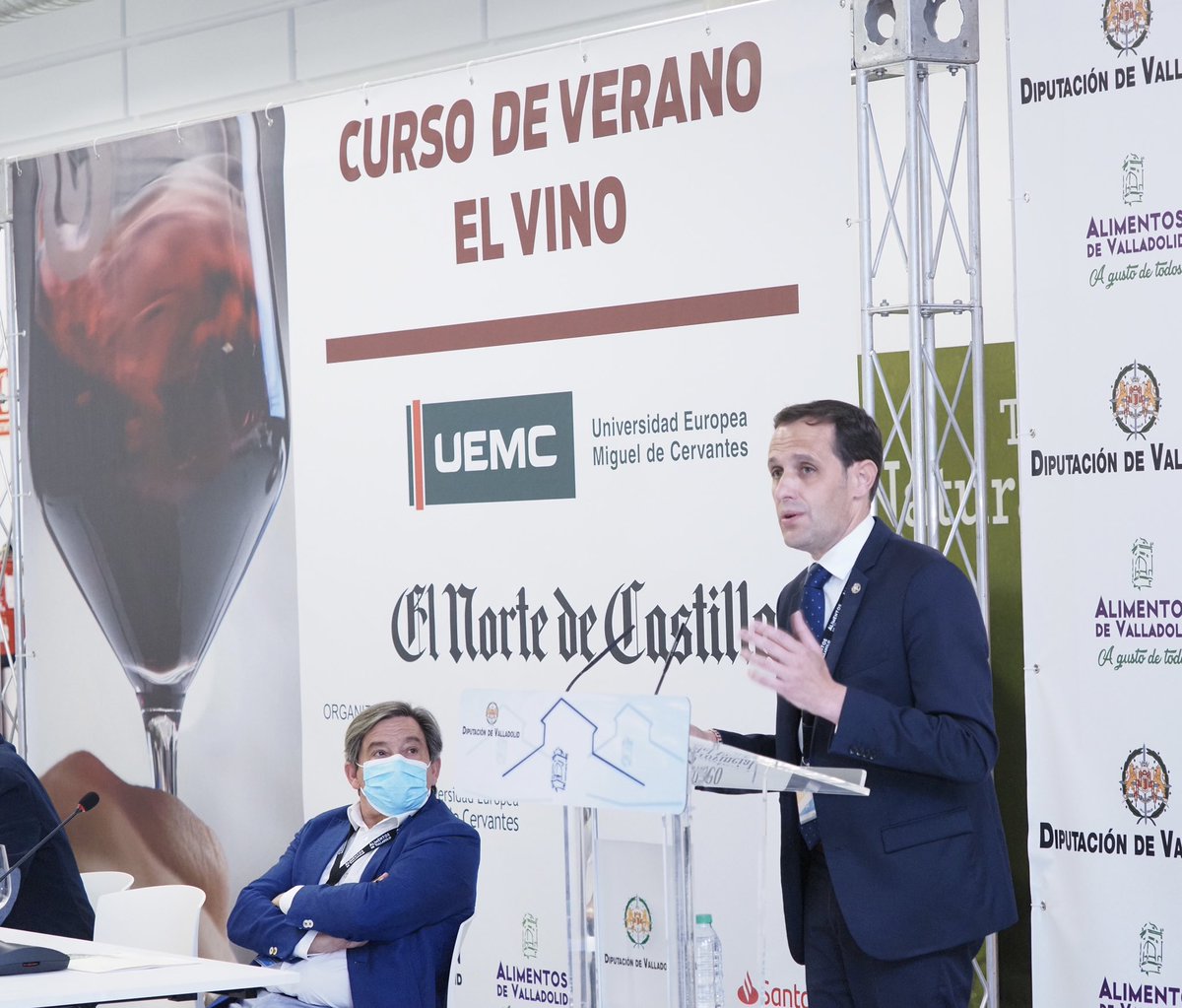 El presidente @Conrado_Iscar abre la última jornada del Curso de Verano @uemc @nortecastilla que se cierra con una mesa redonda moderada por @JavierPerezARGI con las DD.OO. de #CastillayLeon y una armonía con @alimentosVLL