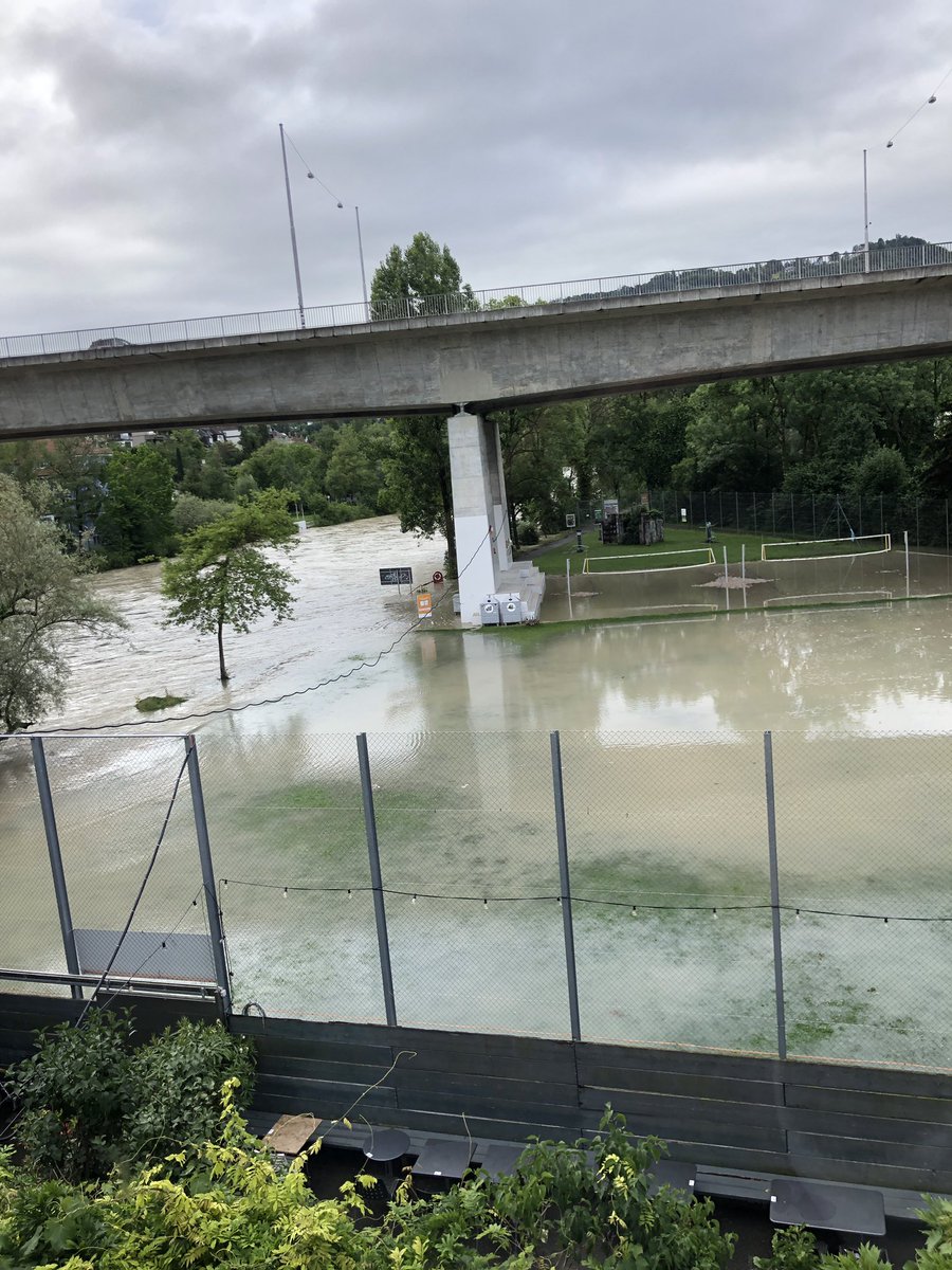 Blick auf die Marzilibrücke. Die Aare ist über ihre Ufer getreten und hat den Uferweg, die Liegewiese und das Beachvolleyball Feld überschwemmt.