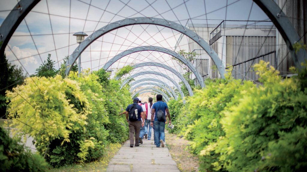 ♻ Ferrovial Servicios participa junto con <a href="/ecoembes/">Ecoembes</a> y <a href="/FundlaCaixa/">Fundación ”la Caixa”</a> en el programa #ReciclarParaCambiarVidas para promover la inclusión laboral. ¡Conoce a varios estudiantes que han realizado las prácticas en la gestión de residuos de <a href="/mercamadrid_hoy/">Mercamadrid</a>! 👉 ferrovi.al/0j26e13jvp/