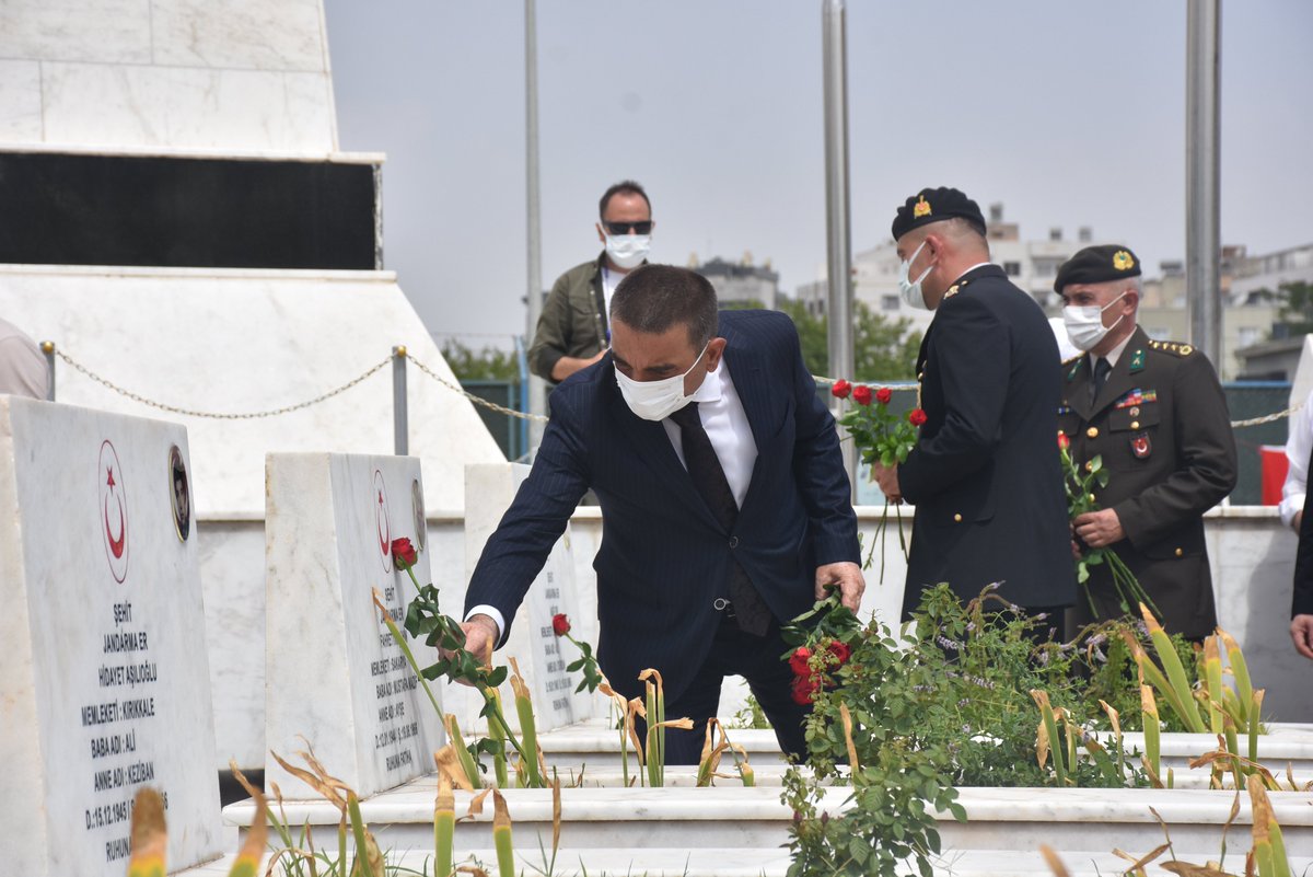 SiirtValiligi's tweet photo. Valimiz Osman Hacıbektaşoğlu Protokol üyeleri ile birlikte ‘15 Temmuz Demokrasi ve Milli Birlik Günü' etkinlikleri kapsamında 'Garnizon Şehitliği'ni ziyaret etti. 

Program kapsamında, Aziz Şehitlerimiz için Kur'an-ı Kerim okundu, dualar edildi ve anıta karanfil bırakıldı. https://t.co/oBnXxNhBQg