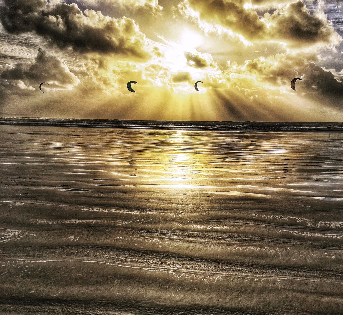 Golden oldie… #devondays #devoncoast #sauntonsands #NGTUK #gloriousbritain #kitesurfers