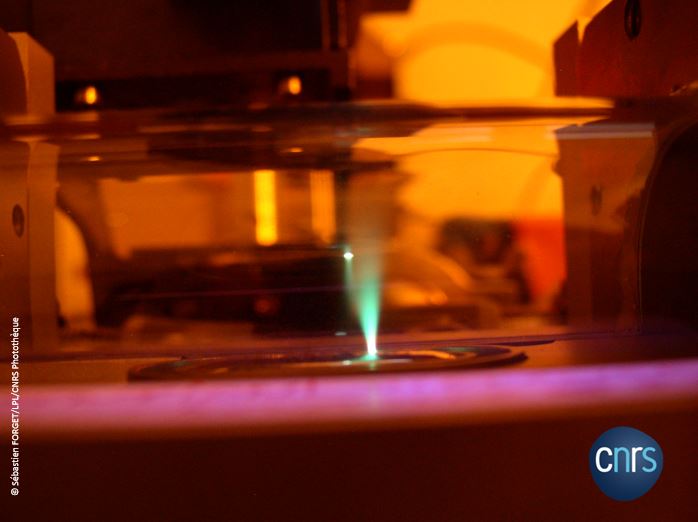 #JeudiPhoto 📸| Pour vous accompagner cet été 🏖️😎🌞, la série #CoupsDeLaser est lancée ! Pour l'ep.1, voici une "Plume d'ablation obtenue en focalisant un laser à excimère ArF sur une cuve de mercure liquide", photo réalisée au #LPL par Sébastien Forget
➡️images.cnrs.fr/photo/20100001…