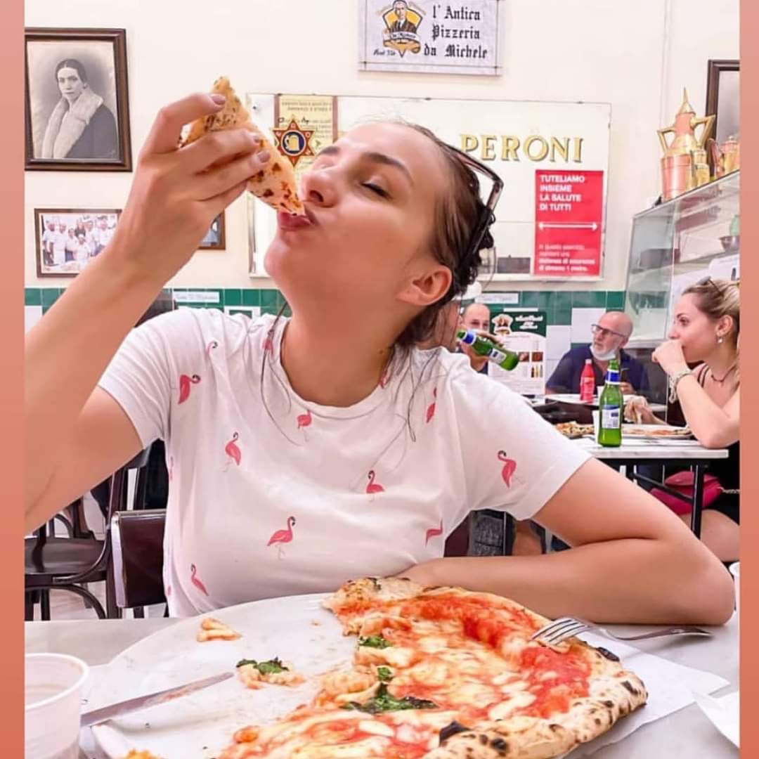 Momento di pura gioia.
🥳 🍕#DaMichele 
Aperti tutti i giorni dalle 11 alle 23 (prima, se termina l’impasto).
Prenotazione non obbligatoria, dalle 9 alle 11, allo 𝟬𝟴𝟭 𝟱𝟱𝟯𝟵𝟮𝟬𝟰.
𝗗𝗲𝗹𝗶𝘃𝗲𝗿𝘆 𝗰𝗼𝗻 #UberEats e asporto 𝗳𝗶𝗻𝗼 𝗮𝗹𝗹𝗲 𝟮𝟯.📸 borntotravel.ro