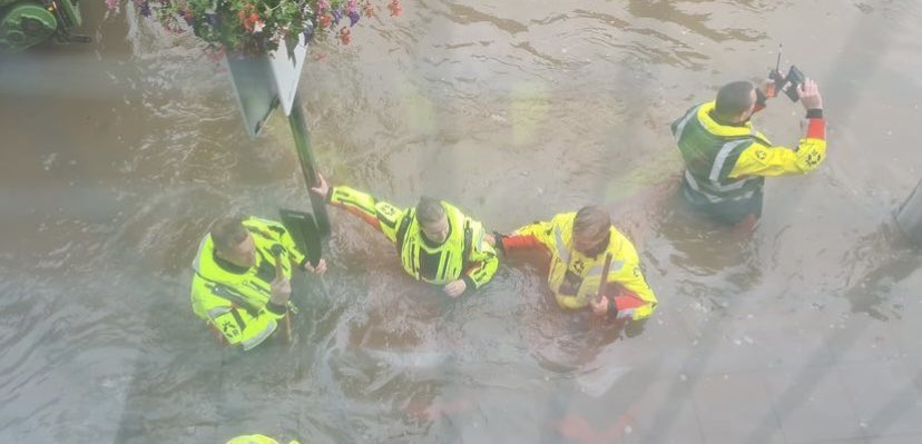 🚨Het zijn bizarre taferelen op dit moment in het zuiden van ons land. Vannacht is in alle vroegte een deel van de Nationale <a href="/Reddingsvloot/">NRV Nationale</a> gealarmeerd waar een aantal van onze lifeguards onderdeel van uitmaakt. Wij wensen ze veel succes daar ter plaatse!

📸: <a href="/jeroennicolaas/">Jeroen Nicolaas</a>
