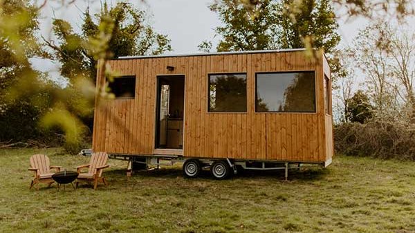 Elles sont petites et mignonnes, en #bois bien sûr et prônent un mode de vie écologique... les #tinyhouses font rêver mais sont-elles vraiment agréables à vivre ? A tester cet été pour se faire son idée : bit.ly/36zXgSz