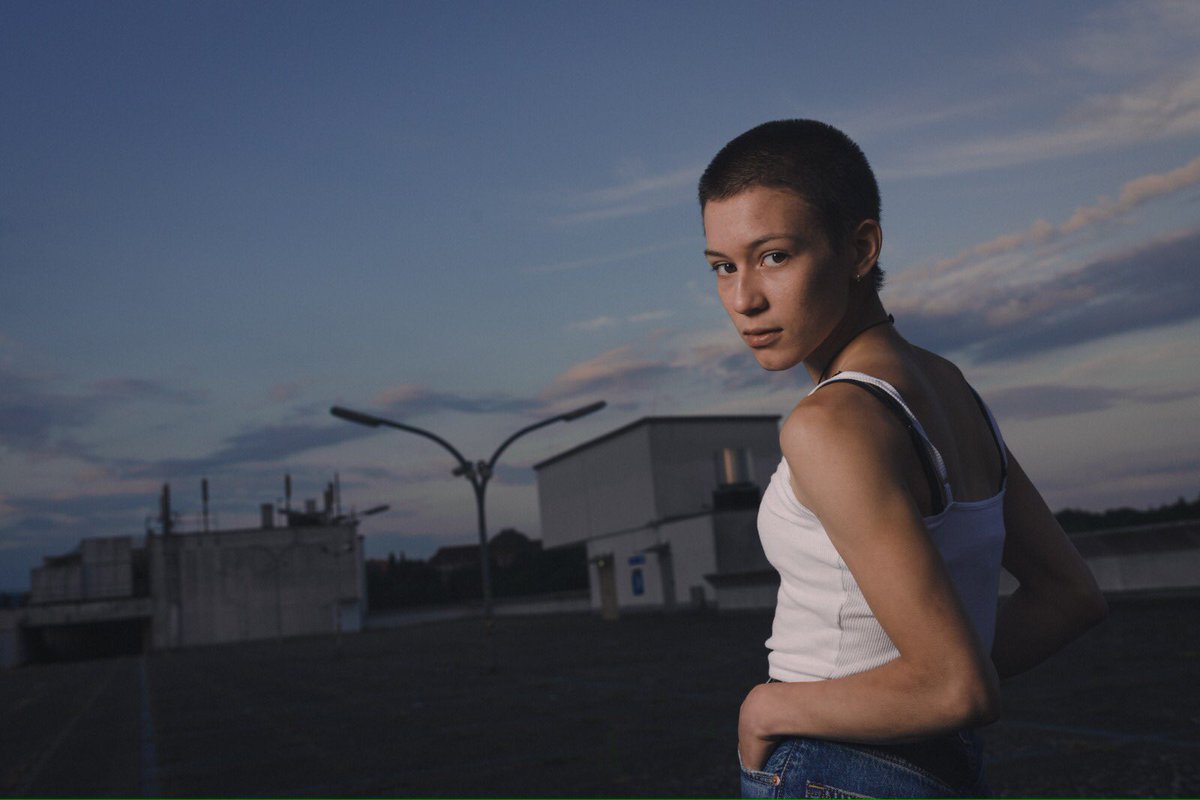 tilmankoeneke's tweet photo. Give me your captions! Another #environmental #wideangle #portrait of @ima_15.04
Evening light was perfect, and I added a dash of flash. What do you think? Thanks a ton to Ima!
---
#wideanglelens #wideanglephotography #wideangleportrait #shorthairgirl #storytelling #evening https://t.co/MMBzbqd8SW