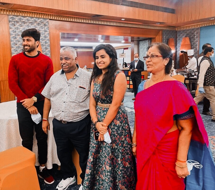 MsTalkitive's tweet image. Couples who spend lot of time together will always tend to have similar mannerisms, similar smile, they stand and talk in similar ways🤗 Nan appang and ammang a sonnae.. #CoupleGoals 🤧🤧 #PerfectVibes 🔮🔮