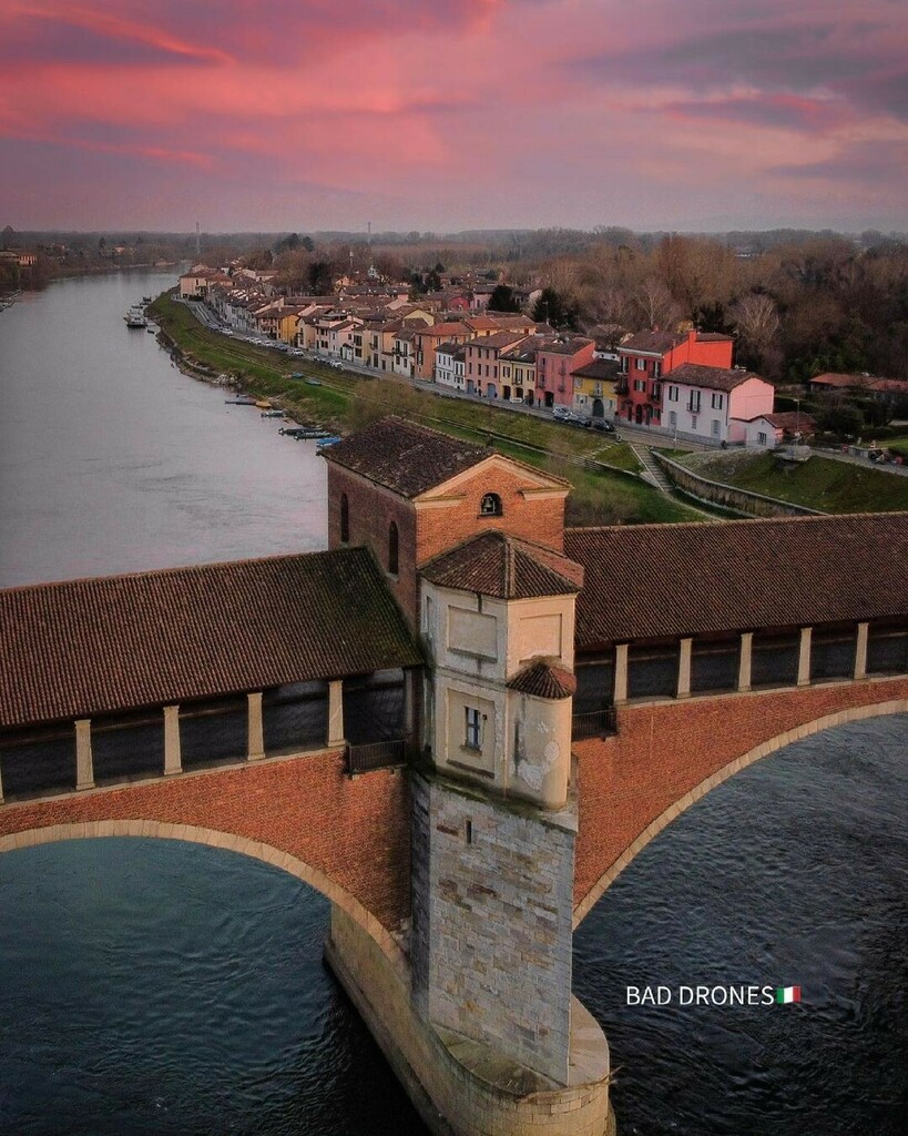 MilanoSouth's tweet photo. @bad_drones83
📸PAVIA📸*******************************************#pavia #paviacity #pontecopertopavia #pontecoperto #casecolorate #ticinoriver #bridge #river #fiumeticino #colors #sunrise #sunrisephotography #photography #dronephotography #lombardia_b… https://t.co/9r9Lw0EdtF https://t.co/VtDroX0BMX