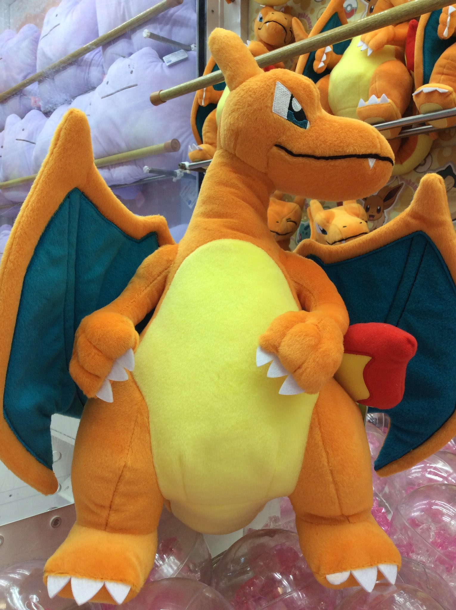 Namco梅田店 景品情報 1階にて投入いたしました ポケットモンスター しっぽみてみて めちゃでかリザードンぬいぐるみ 超かっこいいリザードンです 後ろ姿もかっこいいなぁぁぁ ポケットモンスター リザードン T Co Dmb7dmxnah Twitter