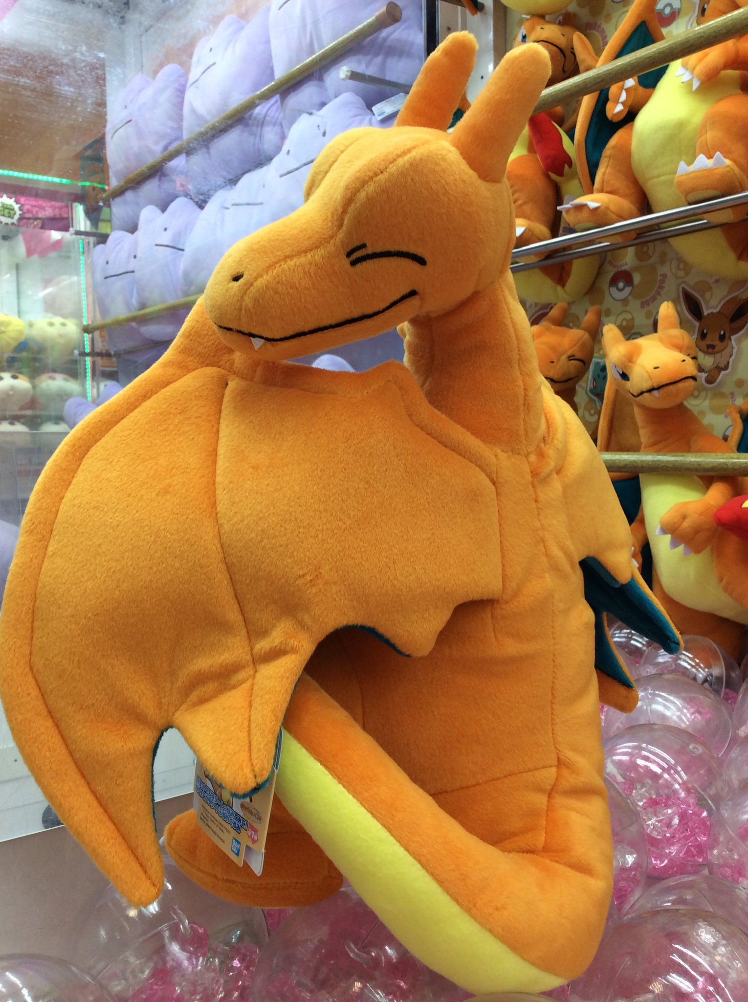 Namco梅田店 景品情報 1階にて投入いたしました ポケットモンスター しっぽみてみて めちゃでかリザードンぬいぐるみ 超かっこいいリザードンです 後ろ姿もかっこいいなぁぁぁ ポケットモンスター リザードン T Co Dmb7dmxnah Twitter