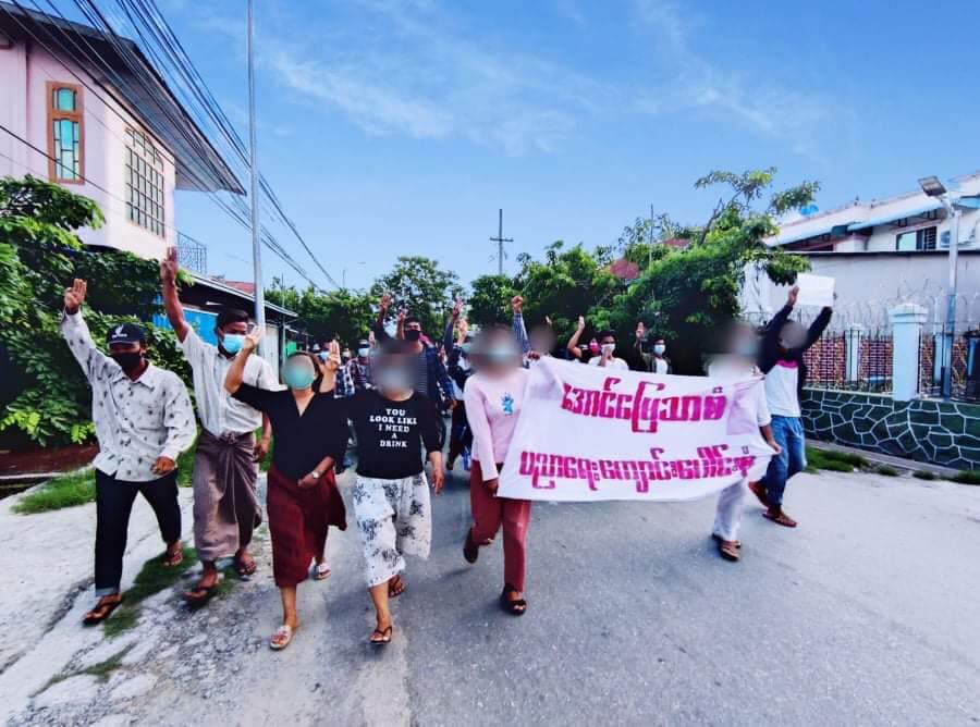 IrrawaddyNews's tweet photo. Students from #Mandalay’s Aungmyaythazan took to the streets to show their opposition to the military regime on Thursday. (Photo: CJ) 

#WhatsHappeningInMyanmar https://t.co/sHfBXEAd5X