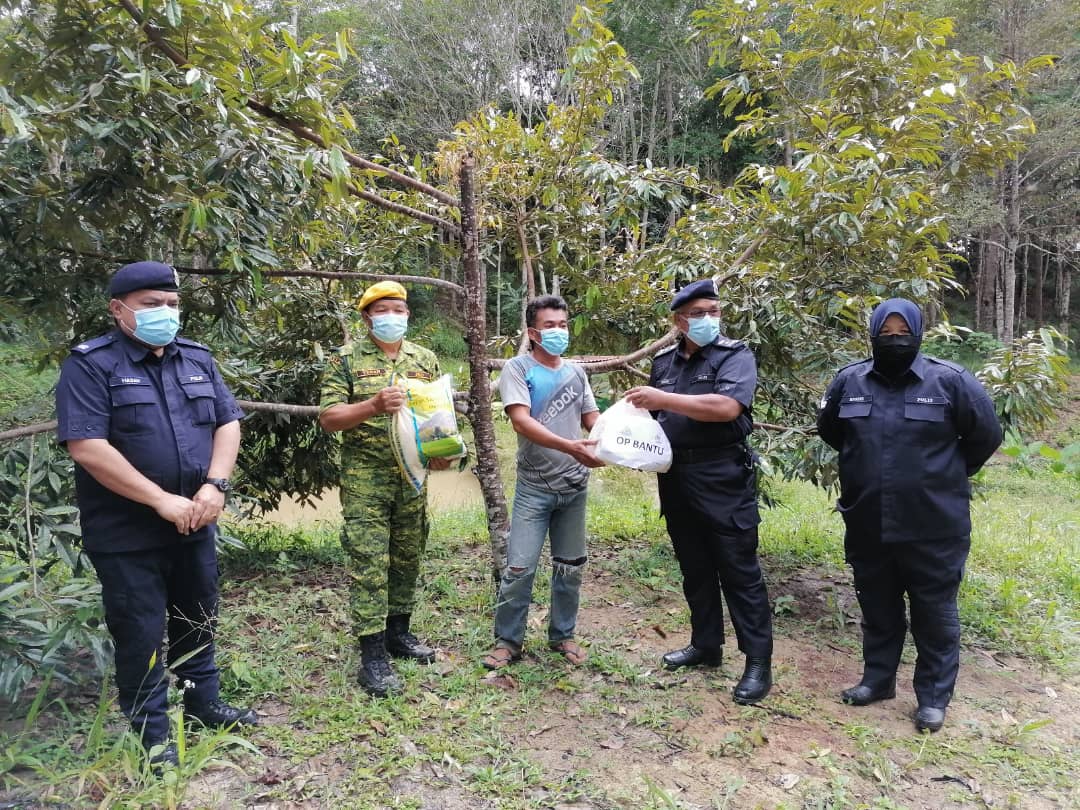 RelaTenom's tweet photo. 15 JULAI 2021
OPS BANTU ANJURAN IPD TENOM DENGAN KERJASAMA RELA DAERAH TENOM SETERUSNYA MENYAMPAIKAN BANTUAN BAKUL MAKANAN KEPADA PENERIMA DI BEBERAPA BUAH KAMPUNG DAERAH INI. @rela_sabah
@relamalaysia @yahyakgc
#OPBANTU
#TENOM 
#SETIAMEMBANTU
#SetiaBerbakti https://t.co/DilPxXtNKc