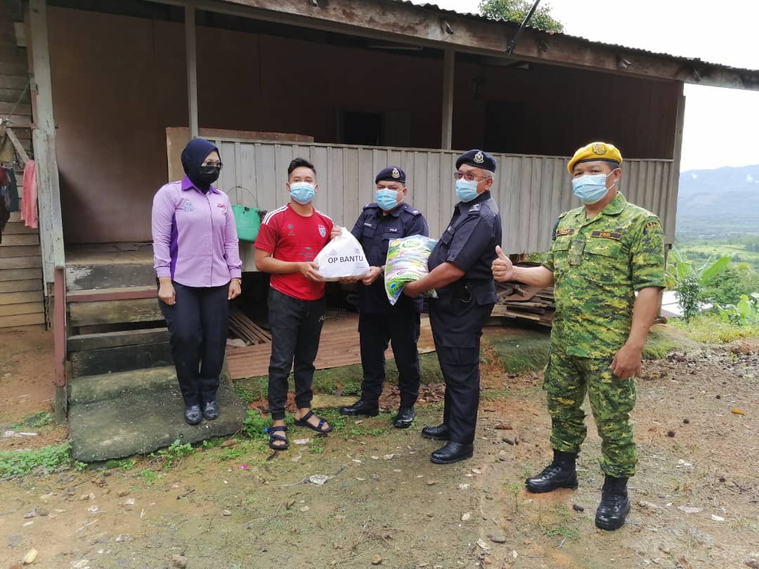 RelaTenom's tweet photo. 15 JULAI 2021
OPS BANTU ANJURAN IPD TENOM DENGAN KERJASAMA RELA DAERAH TENOM SETERUSNYA MENYAMPAIKAN BANTUAN BAKUL MAKANAN KEPADA PENERIMA DI BEBERAPA BUAH KAMPUNG DAERAH INI. @rela_sabah
@relamalaysia @yahyakgc
#OPBANTU
#TENOM 
#SETIAMEMBANTU
#SetiaBerbakti https://t.co/DilPxXtNKc
