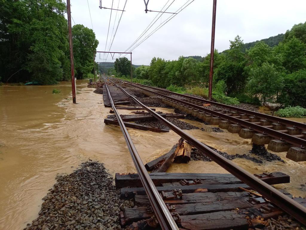 Un des nombreux stigmates des inondations de la nuit dernière. <a href="/Infrabel_FR/">Infrabel_FR</a> met le trafic à l’arrêt sur une partie de la Wallonie. Une mesure exceptionnelle pour assurer la sécurité de tous. #inondations #liege #namur #luxembourg #rail