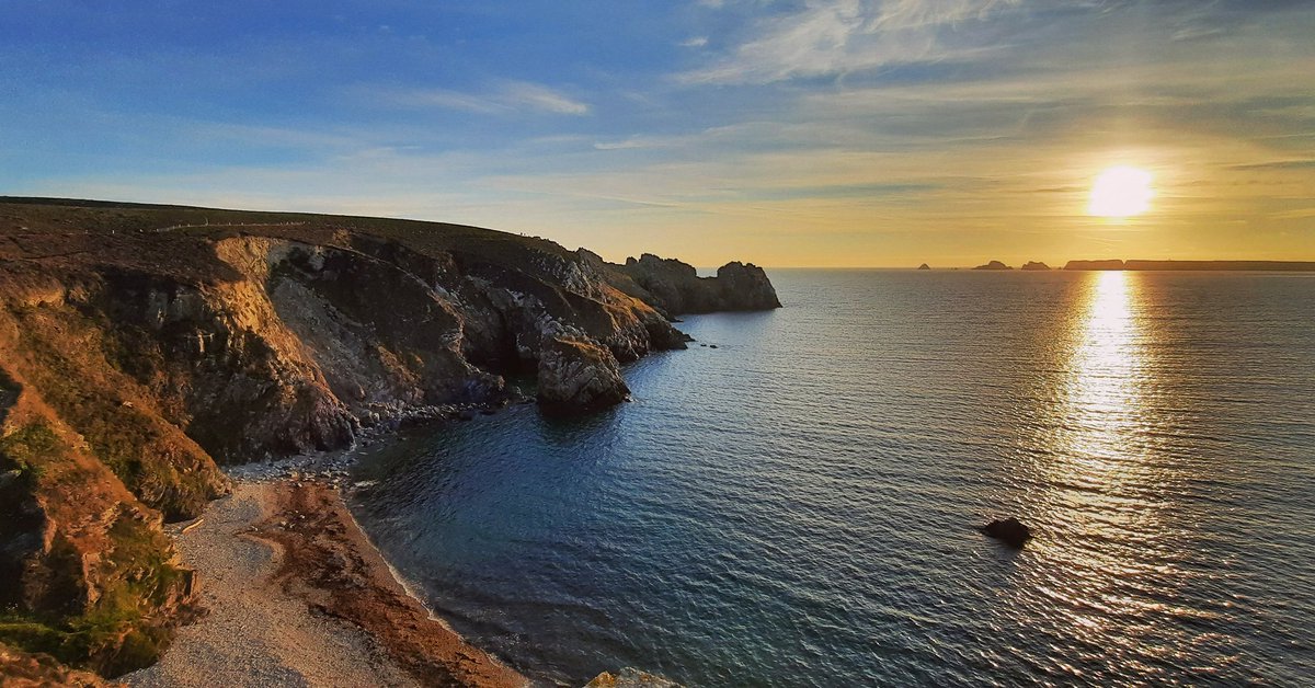 BenjaminIlly's tweet photo. Quand le soleil revient c'est du sérieux #GR34 #PointeDeDinan #Crozon #EnRando #franceinfo #Bretagne #sunset #SentierDesDouaniers https://t.co/BHGbQ4j1uY