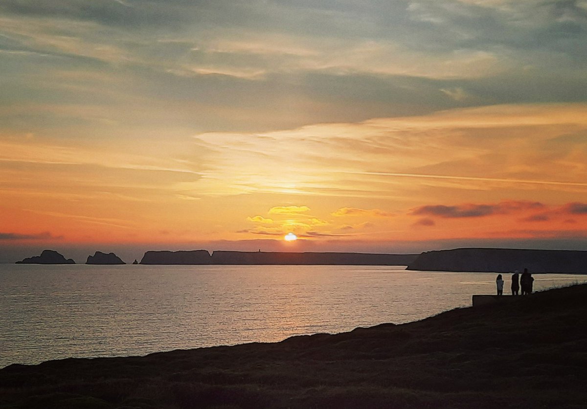 BenjaminIlly's tweet photo. Quand le soleil revient c'est du sérieux #GR34 #PointeDeDinan #Crozon #EnRando #franceinfo #Bretagne #sunset #SentierDesDouaniers https://t.co/BHGbQ4j1uY