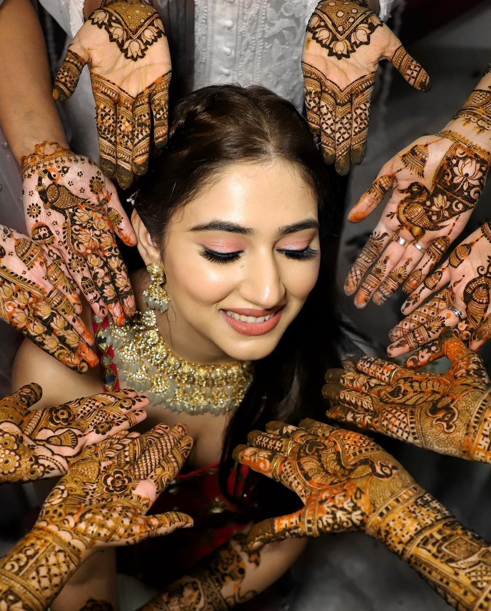 Disha Parmar's Shared some clicks from her Mehendi ceremony.
@rahulvaidya23 

#DishaParmar #RahulVaidya #DishulKiMehendi #Dishul #rahulkishaadi #couplegoals #wedding #mehendiceremony