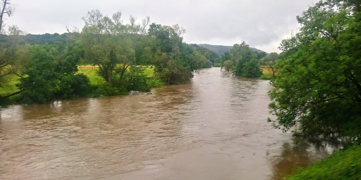 Die Regenfälle der letzten Tage haben die Eder stark steigen lassen. Hier Ederbringhausen.