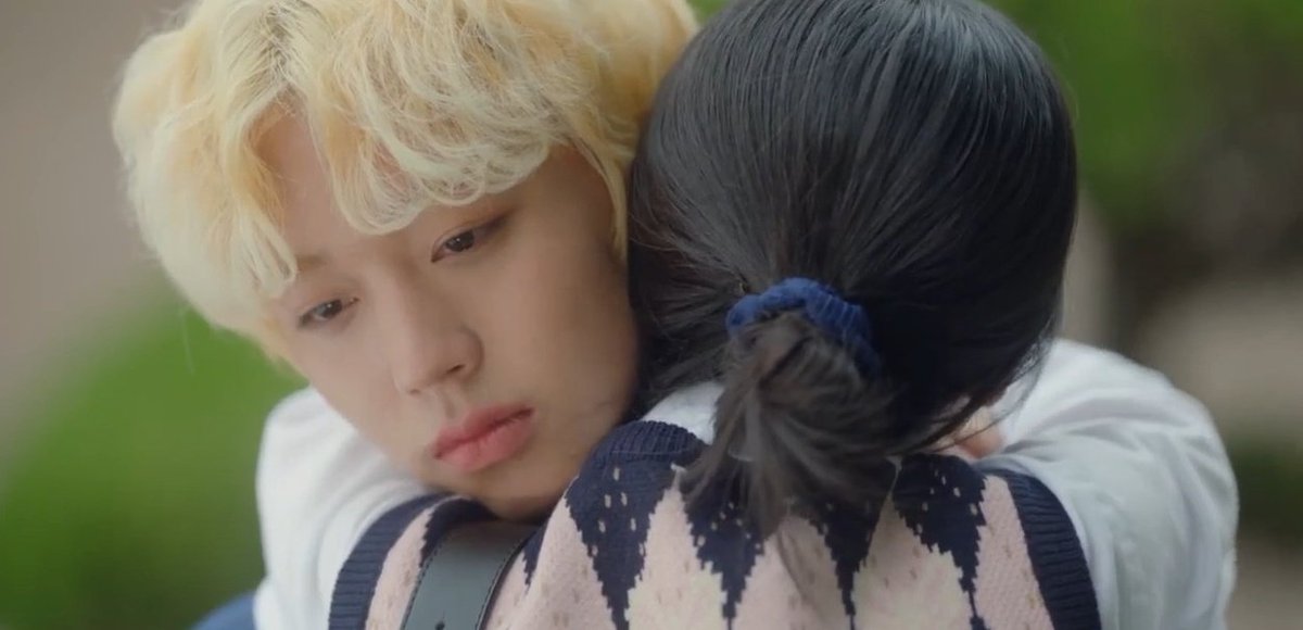 DramalandWorld's tweet photo. "Quando você tem um pesadelo, tudo que precisa fazer é acordar. Não é real. E eu estou aqui ao seu lado, não esqueça isso."

#AtaDistanceSpringIsGreen
#AtaDistanceSpringisGreenep9 https://t.co/r3jwYNvku6