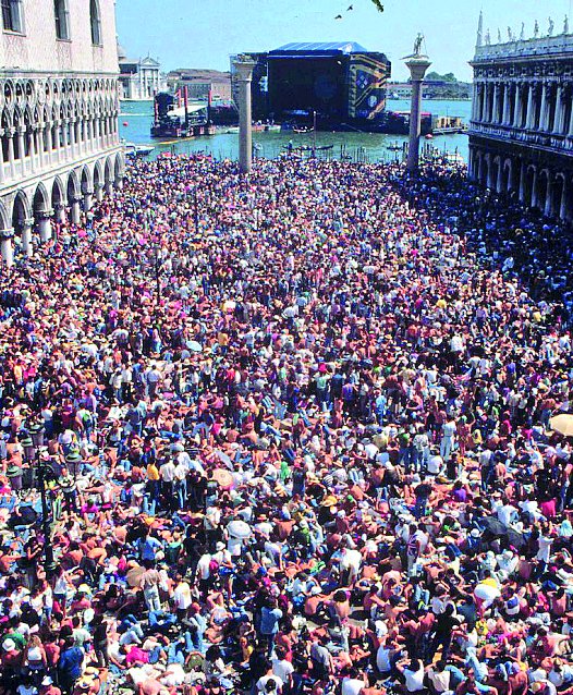 Giampy_tw's tweet photo. Era il 15 luglio 1989 quando a #Venezia si radunava una calca mai vista... #PinkFloyd #PinFloi #Venice #Venecia #Venise #Venedig #Venessia https://t.co/jY065kBs2f