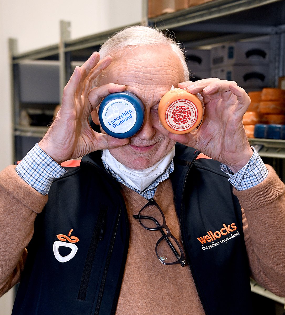 .@KoffmannPierre only has eyes for our Lancashire Diamond, made by @SandhamCheese. Discover more about our Lancashire Diamond and JJ Sandham in the July Edition of @ChefPublsihing > bit.ly/2UzYAlC @KoffmannsFoods