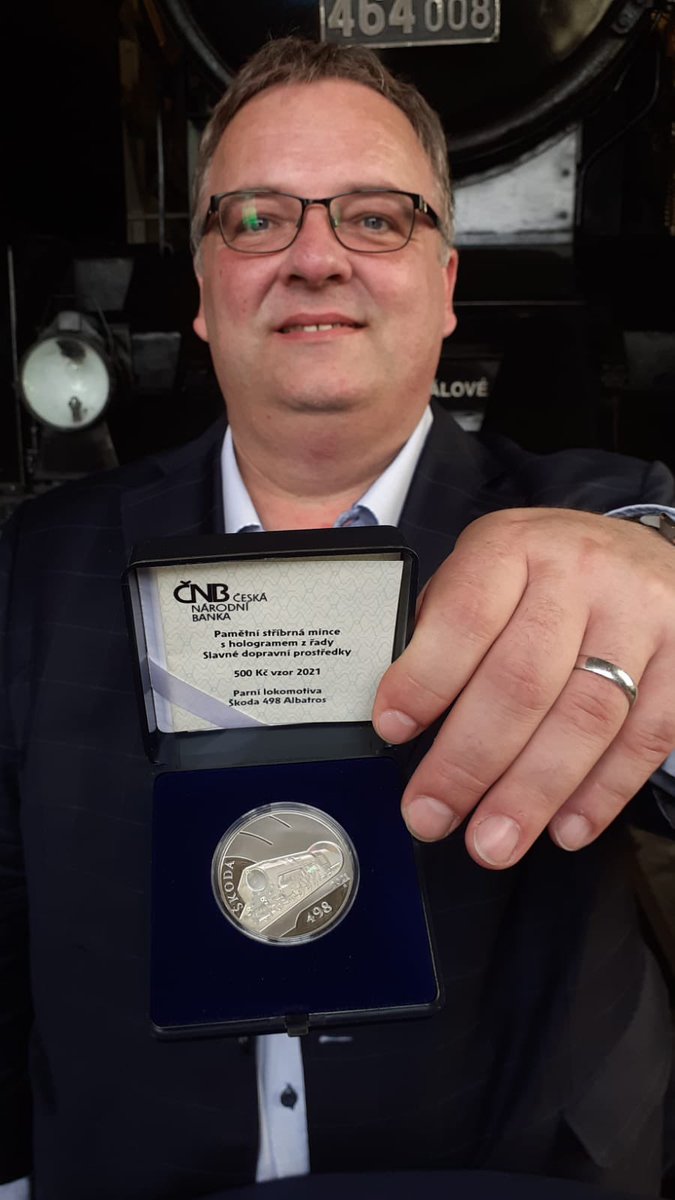 Pamětní stříbrná mince s hologramem parní lokomotivy Albatros má svého vítěze. Malá pomocnice vylosovala vítěze pamětní mince, kterým se stal náš #CD kolega.  Nový majitel se vzdal své výhry ve prospěch budoucího významného charitativní počinu v rámci železnice. #stálemátešanci
