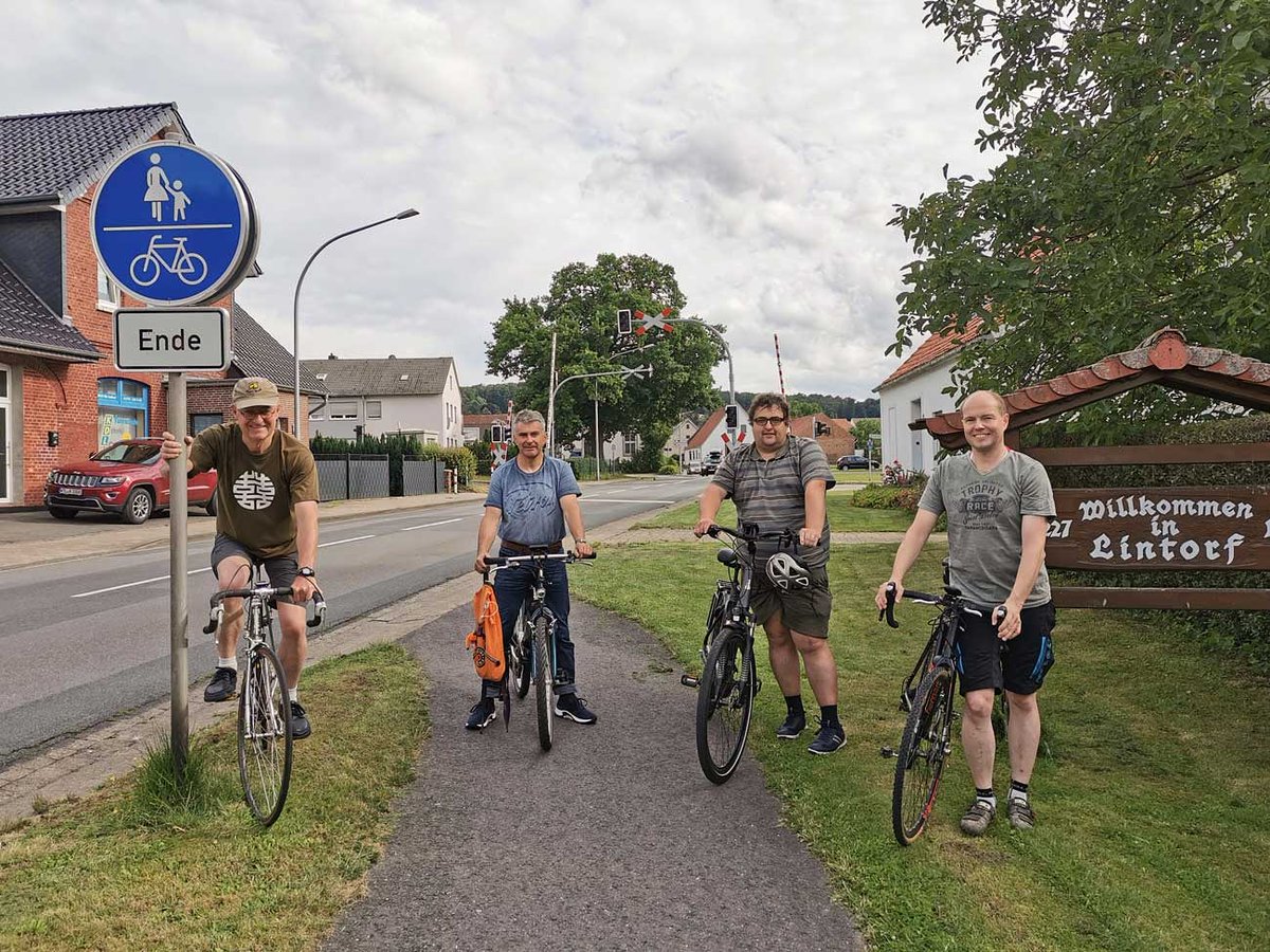 spdbadessen's tweet photo. SPD Bad Essen setzt sich für eine zukunftsfähige, ökologische und sichere Mobilität ein.

https://t.co/kfxfUbST68

#badessen #badessenbewegen #klimaschutz #mobilitätswende #mobility #Mobilität #stadtradeln #stadtradeln2021 #radverkehr #SPD #spdbadessen #spdniedersachsen https://t.co/y13D3bHyoG