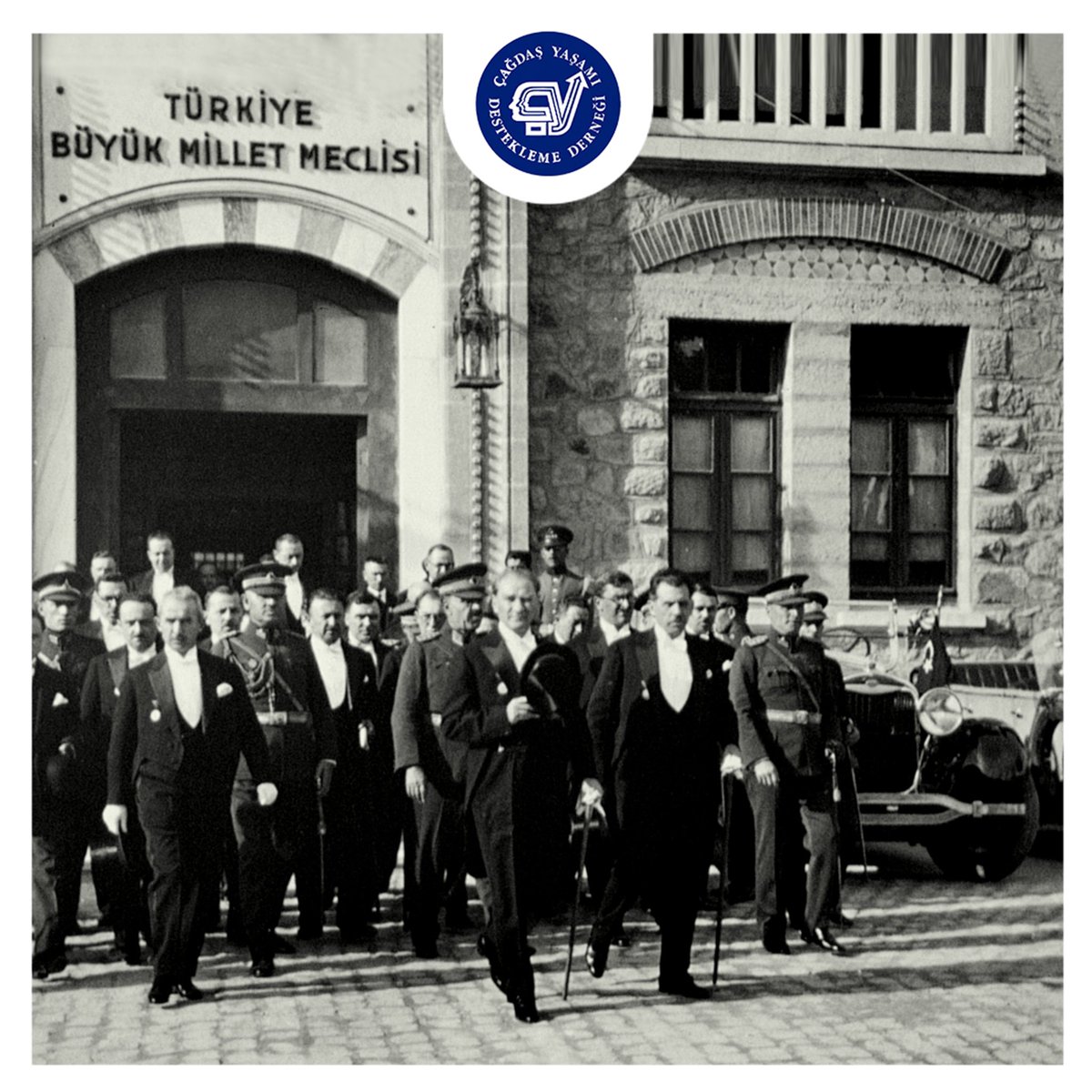 #MustafaKemalAtatürk’ün izinde, demokrasiye, çağdaş değerlere ve yaşama olan sarsılmaz inancı ve bağlılığı ile her tür darbeye, halkı birbirine düşürme çabası içinde olanlara, devleti ele geçirmeye çalışanlara şiddetle karşıyız.
#DemokrasiveMilliBirlikGünü