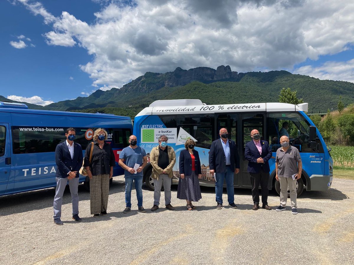 NacioGarrotxa's tweet photo. La Vall d'en Bas estrena el servei de transport públic a la demanda #Cliccat. Els usuaris de 10 municipis utilitzaran el microbús de @Teisa1920 amb una reserva prèvia per l’app #Nemi o per telèfon a partir de dilluns #Garrotxa ✍️📷 @xavierborras_ https://t.co/E3L78KxPyu https://t.co/EGhmD4slwz