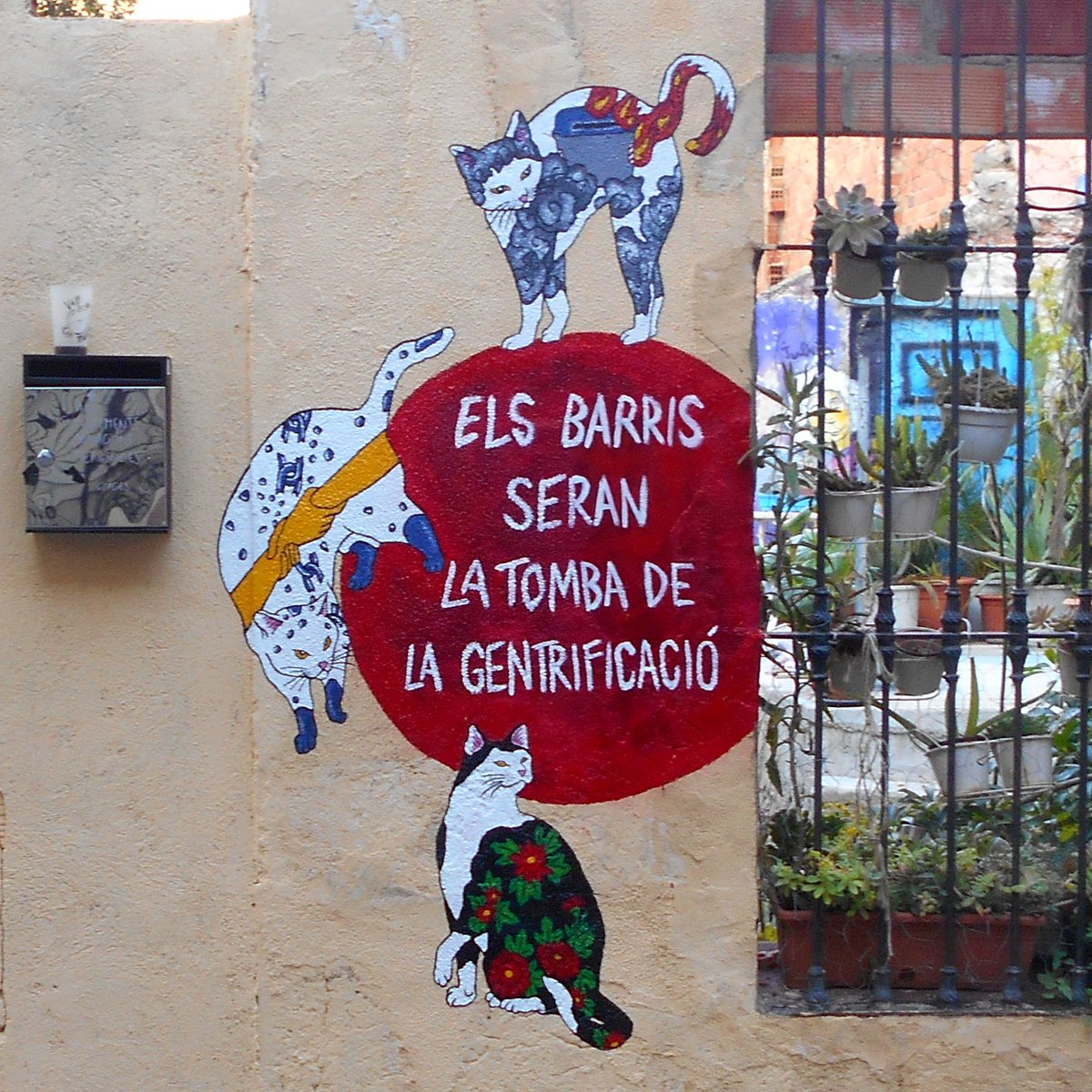 LaNosequeP's tweet photo. Mural fet al febrer del 2020 al @jardi_julieta ♥
Els barris seran la tomba de la gentrificació 🔥

#SantAndreu
#MonmonCats https://t.co/pv8keZPj6d