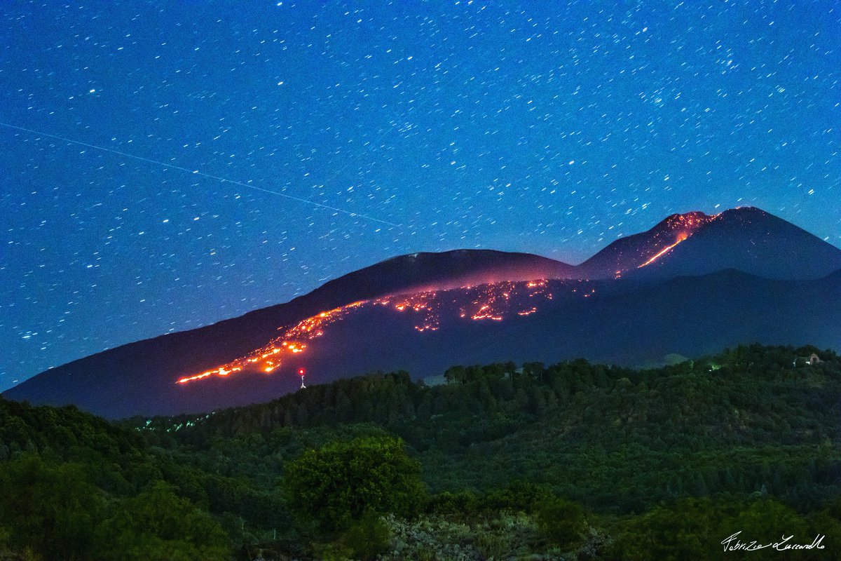 #Etna - 14 Luglio 2021 | La colata generata dall’evento parossistico della mattina vista ieri sera da Ragalna🌋🌌 e una stella cadente… 💫 #sicily #volcanoes #eruption #sicilia

©️Photo Credit: Fabrizio Zuccarello (facebook.com/FabryZuc/)