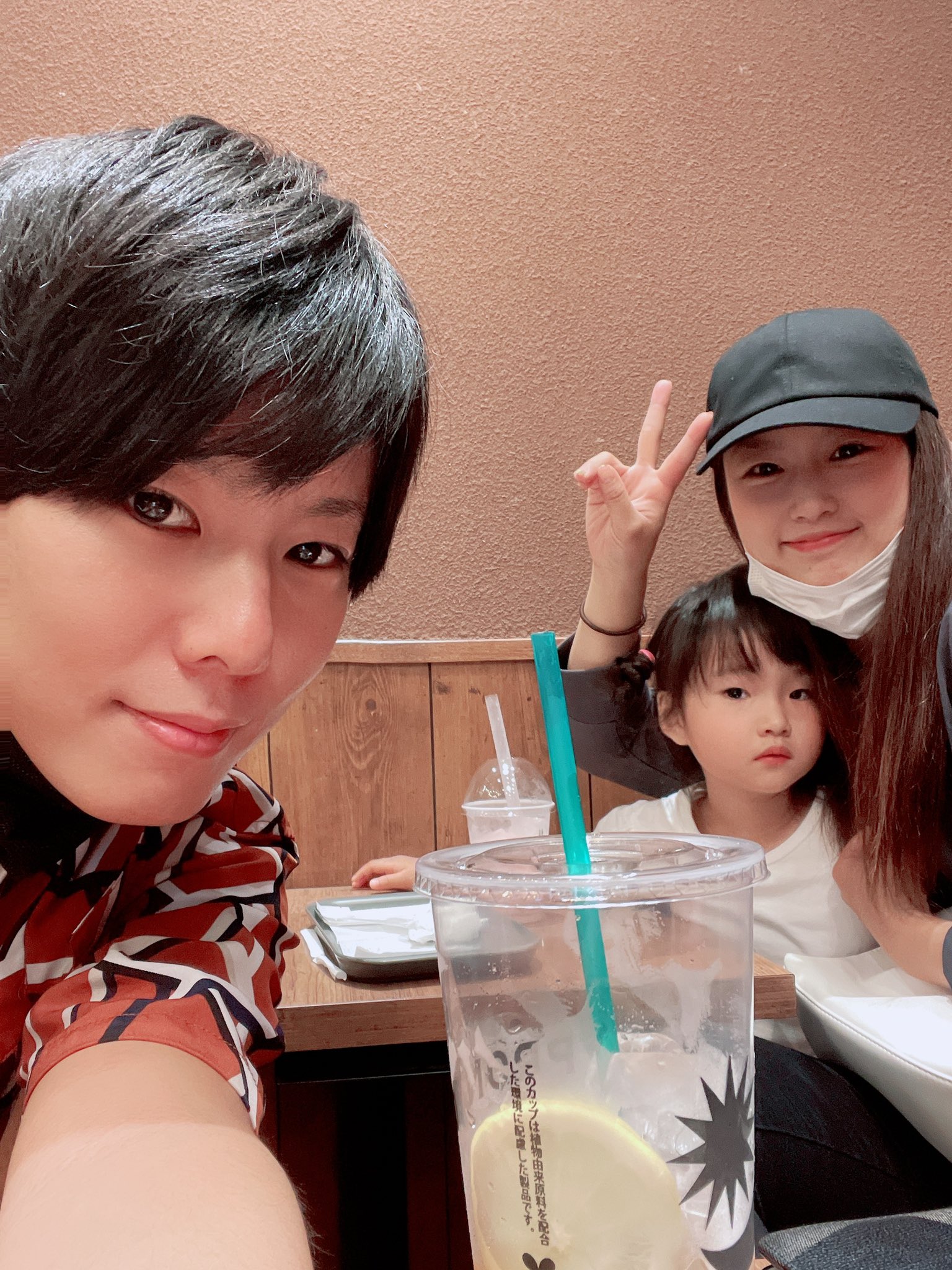 七崎良輔 Ryousukenanasaki 札駅で妹と再会 妹 Gwからタバコやめて5キロ太ったさ 兄 えー すごいじゃん 最後にタバコ吸ったのいつ 妹 さっき 兄 夫に隠れて吸って 禁煙できてないし ただ太っただけの妹と再会しました